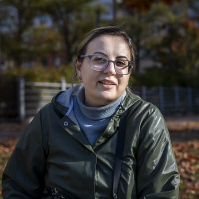 Karina Helsinkiläisessä puistossa