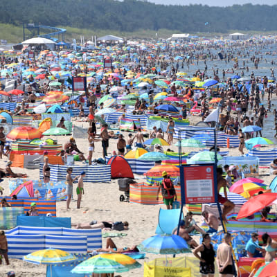 Människor på stranden i Miedzyzdroje i Polen. 