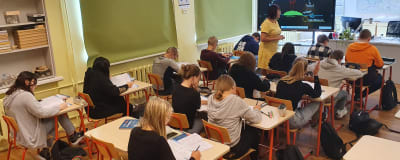 Läraren Epp Tähe rör sig bland eleverna när hon undervisar i den estniska skolan Kose Gümnaasium.