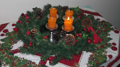 Adventskrans med ljus.