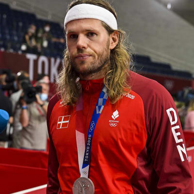 Mikkel Hansen lämnar OS-arenen med en silvermedalj runt halsen.