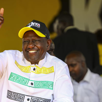 Kenyas vicepresident och presidentkandidat William Ruto vinkar till sina supportrar.