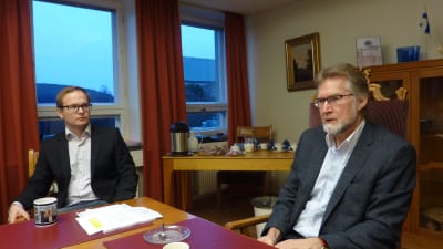 Kanslichef Jussi-Pekka Jutila och stadsdirektör Jouko Mäkinen i Hangö