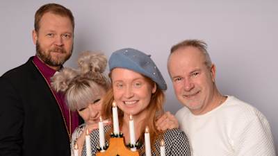 Teemu Laajasalo, Tarja Närhi, Aino Venna ja Petri Laaksonen joulukynttelikön takana