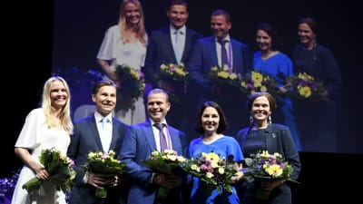 Aura Salla, Antti Häkkänen, Petteri Orpo, Sanni Grahn-Laasonen och Mari-Leena Talvitie står med blommor på scen på Samlingspartiets partikongress.