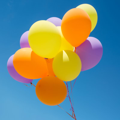 Ett knippe ballonger i olika färger. 
