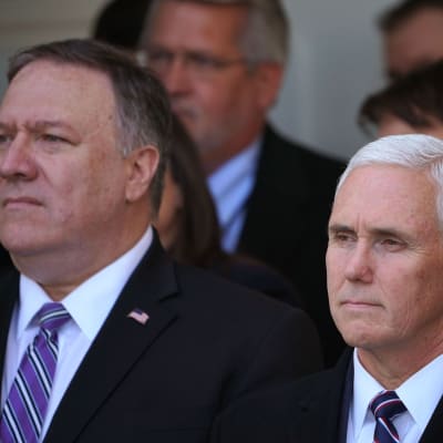 Mike Pompeo och Mike Pence, bägge iklädda kostym. 