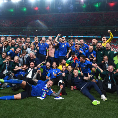 Italian miesten jalkapallomaajoukkue juhlii Euroopan mestaruutta.