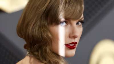 Kapea valojuova osuu Taylor Swiftin kasvoihin.