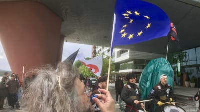 En EU-vän deltar i anti-fascisternas demonstration mot Marine Le Pens besök i Bratislava i Slovakien.