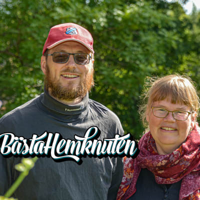 En man och en kvinna står och ser glada ut i en solig trädgård. I vänstra hörnet av bilden står det #BästaHemknuten.