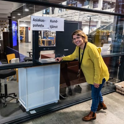 Malin Hollmen vid biblioteksluckan.