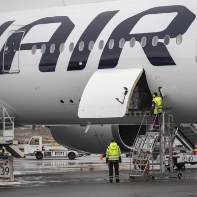 Finnairin kone toi Kiinasta tilattuja suojavarusteita Helsinki-Vantaan lentoasemalle.