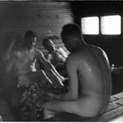Män badar bastu år 1941.