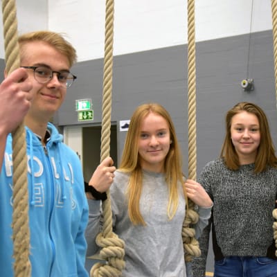 Jacob Österman, Malin Alén och Ida Simonen står vid några gymnastikrep som hänger ner från taket.