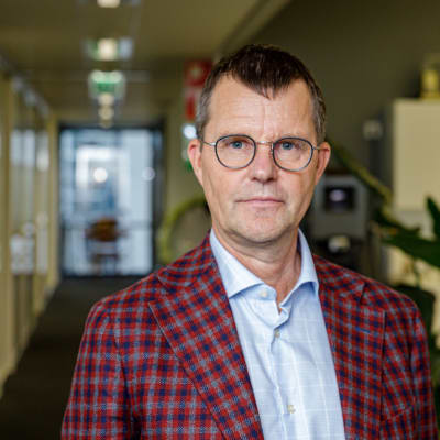 Jukka Ruusunen tittar in i kameran.
