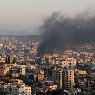 Ett rökmoln stiger från byggnader i Jenin.