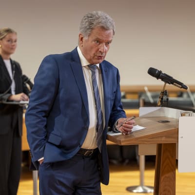 Tasavallan presidentti Sauli Niinistö vastailemassa toimittajien kysymyksiin suurlähettiläskokouksessa (laaja puolikuva).