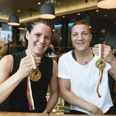 Mira Potkonen (vas.) ja Elina Gustafsson saavuttivat mitalit vuoden 2018 EM-kisoissa.