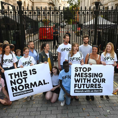 Anti-brexitdemonstration 28.8.2019 utanför portarna till Downing Street i London.