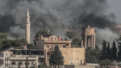 Rök stiger från en syriska stad i samband med den turkiska offensiven mot Syrien i oktober 2019.
