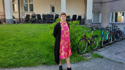 Barnavårdsföreningens verksamhetsledare Pia Sundell fotograferad på en innergård.
