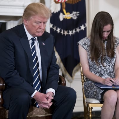 Donald Trump och en elev i Florida-skolan som utsattes för masskjutning s