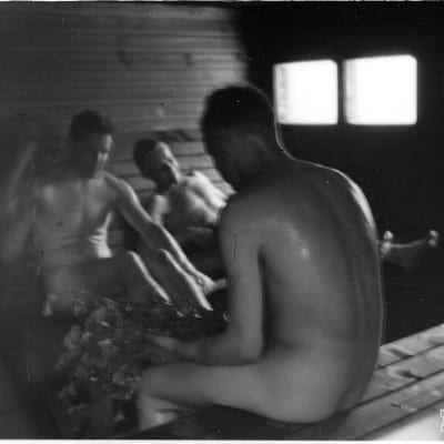 Män badar bastu år 1941.