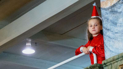 8-vuotias Lilja Sirkka tonttuasussa Musiikkia kuvina -sarjan Tonttu -videon kuvauksissa (2022).
