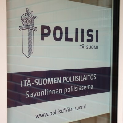 Poliisin kyltti Itä-Suomen poliisilaitoksen Savonlinnan poliisilaitoksen ovessa.