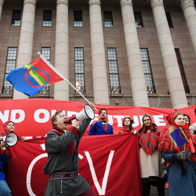 Samer demonstrerar utanför riksdagshuset den 17 november 2023.