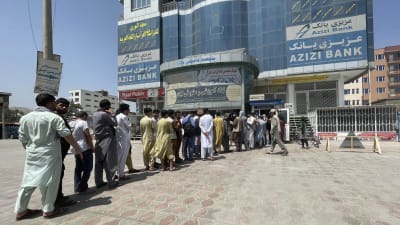 Köbildning utanför en afghansk bank.