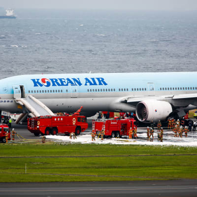 Passagerarplan fattade eld i Tokyo den 27 maj 2016.