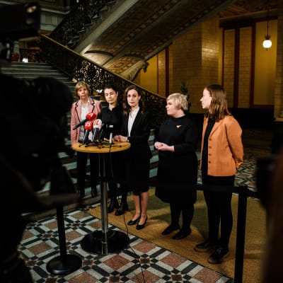 Anna-Maja Henriksson, Emma Kari, Sanna Marin, Annika Saarikko ja Li Andersson puhuivat medialle 5. huhtikuuta ennen neuvotteluja.
