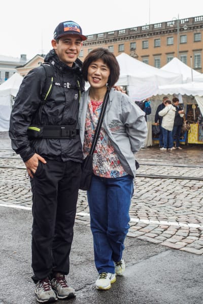 Bild på Christoph Cikragi och Kaori Takano, två turister på Salutorget.