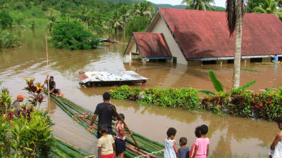 Klimatförändringen väntas föra med sig både torka och extrema översvämningar på Fiji. Den här familjen i Sigatoka blev evakuerad undan en översvämning 2009.
