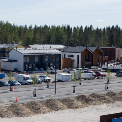 Rakenteilla olevia rakennuksia Hyvinkään asuntomessualueella kuukausi ennen messujen avautumista.