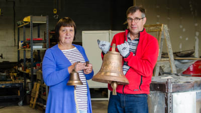 Ann-Christine och Anders Lindman med två av deras bronsklockor.