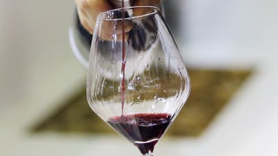 Rödvin hälls i glas på en vinmässa  i Montpellier i Frankrike.