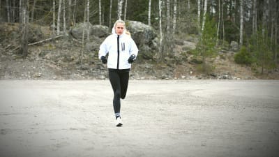 Linda Sällström springer på sandplanen i Korso