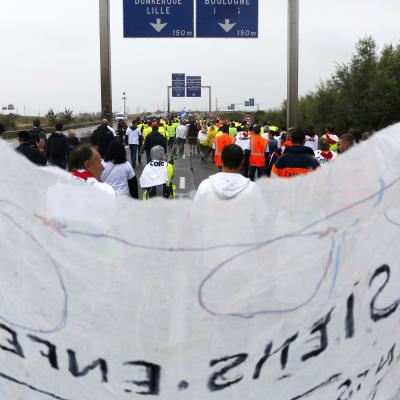 Demonstranter blockar vägen i Calais och kräver att flyktinglägret i staden ska stängas.