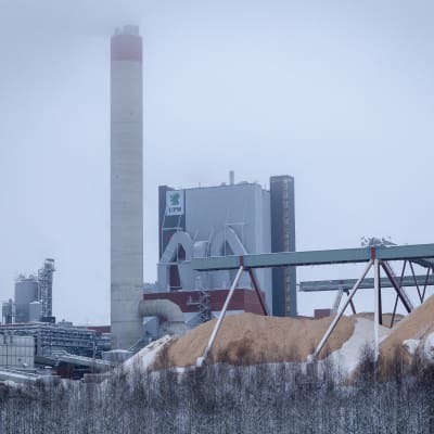 UPM-Kymin tehdas Kuusankoskella  talvella.