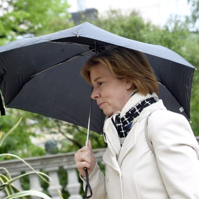 Anna-Maja Henriksson under ett paraply.