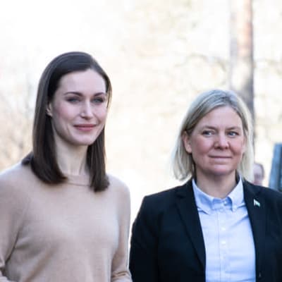Statsminister Sanna Marin (SDP) och Sveriges statsminister Magdalena Andersson står utanför Villa Bjälbo i Helsingfors.