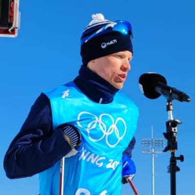 Iivo Niskanen blir intervjuad i Peking 2022.