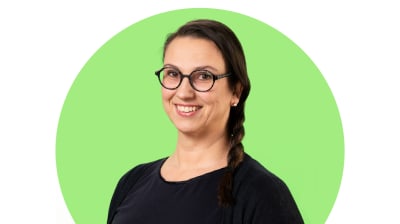 kvinna mot grön bakgrund