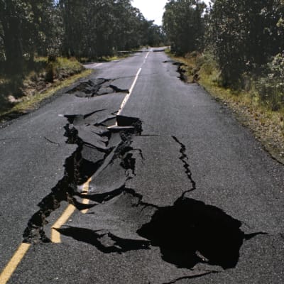 En jordbävning har orsakat en spricka i landsvägen i Hawaii 1978.