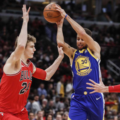 Lauri Markkanen i farten mot Stephen Currys Golden State.