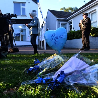Konservatiivikansanedustaja David Amessin surmapaikalle oli tuotu perjantain kukkia.
