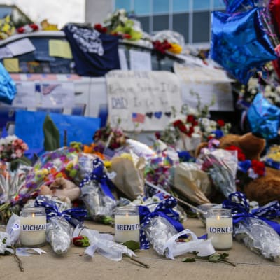 Ljus och blommor i Dallas för att hedra de fem poliser som sköts ihjäl 2016.